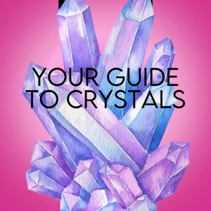Puede incluir: Una ilustración de acuarela de un grupo de cristales morados y azules con el texto "YOUR GUIDE TO CRYSTALS" e "INCLUDES 34 PAGES" sobre un fondo rosa.