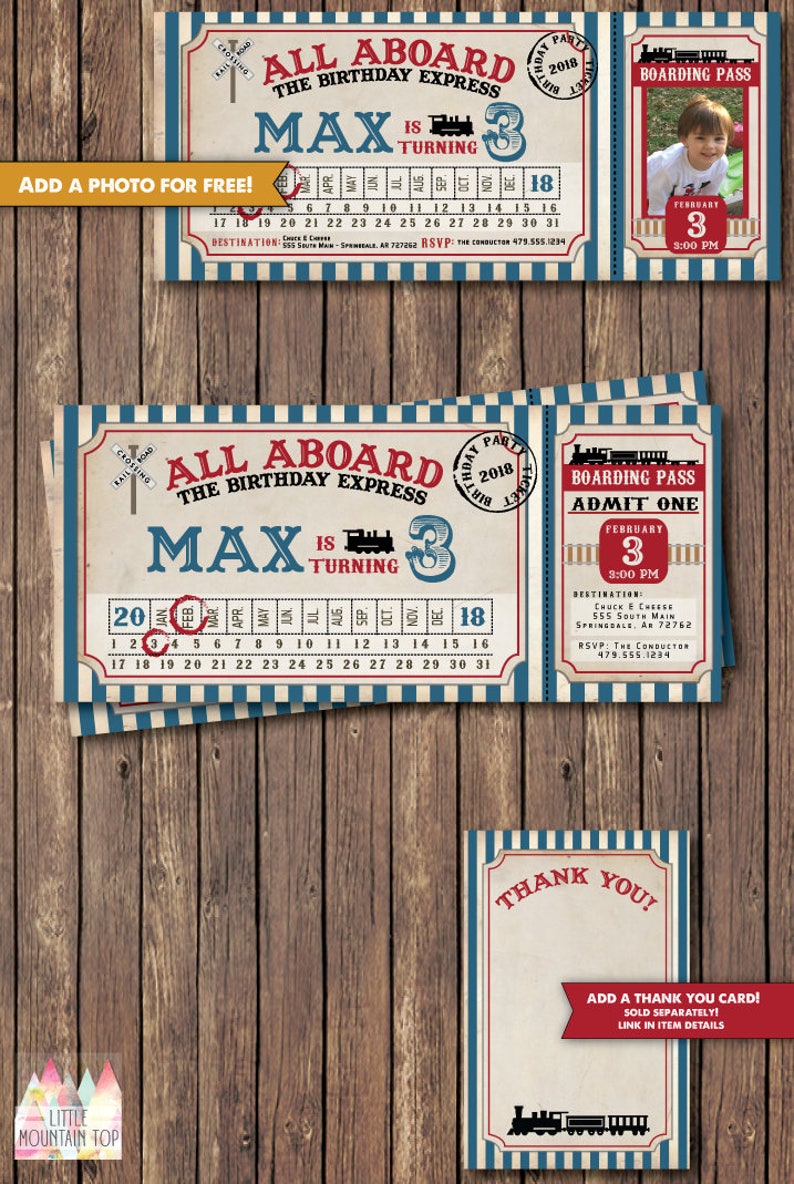 Puede incluir: Una invitaci&oacute;n a una fiesta de cumplea&ntilde;os en forma de billete de tren a rayas azules y blancas. La invitaci&oacute;n dice "All Aboard The Birthday Express Max cumple 3 a&ntilde;os". La invitaci&oacute;n tiene un calendario con el mes de febrero resaltado. Hay un espacio para agregar una foto.