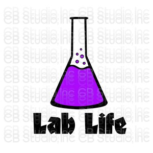Könnte beinhalten: Eine Schwarzweißillustration eines Bechers mit lila Flüssigkeit und Blasen darin. Der Text "Lab Life" befindet sich unter dem Becher.
