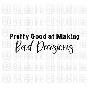 Op de afbeelding: Zwarte tekst op een witte achtergrond: "Pretty Good at Making Bad Decisions". De zin is geschreven in een mix van vette en cursieve lettertypen. De achtergrond heeft een herhaald patroon van de letters "CB Studio, Inc."