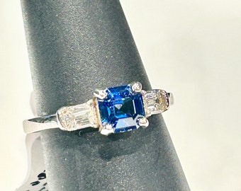 Sapphire and Diamond Ring 18kt White Gold