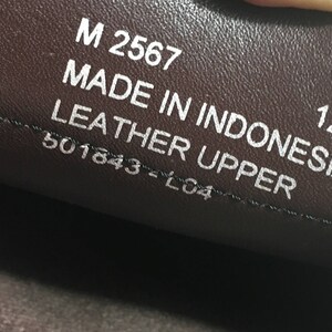 Puede incluir: Primer plano del interior de un zapato de cuero marr&oacute;n. El zapato est&aacute; etiquetado con "M 2567 MADE IN INDONESIA 12 M LEATHER UPPER 501843-LC4"