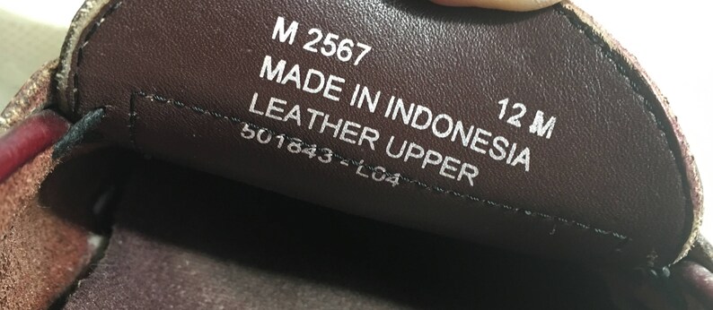 Puede incluir: Primer plano del interior de un zapato de cuero marr&oacute;n. El zapato est&aacute; etiquetado con "M 2567 MADE IN INDONESIA 12 M LEATHER UPPER 501843-LC4"