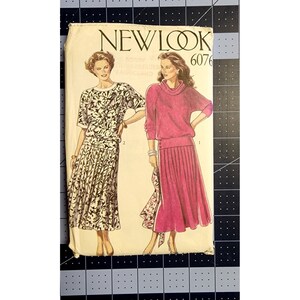 Könnte beinhalten: Ein Vintage-Schnittmuster von New Look, Muster Nummer 6076, mit zwei Rock- und Oberteil-Outfits. Ein Outfit ist ein Rock und Oberteil mit schwarzem und weißem Blumendruck, das andere ist ein rosa Rock und Oberteil.