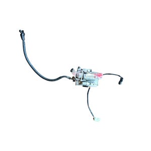 Op de afbeelding: Een metalen hydraulische pompconstructie voor voertuigen met een centraal blok met meerdere poorten, een lange zwarte rubberen slang die naar links uitsteekt en twee kortere zwarte elektrische kabels met connectoren aan de rechter- en onderkant.