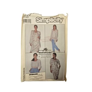 Könnte beinhalten: Ein Simplicity-Schnittmuster für eine Jiffy-Garderobe mit vier einfachen Teilen. Die Verpackung zeigt Illustrationen verschiedener Outfits, darunter eine Jacke, ein Oberteil und eine Hose. Die Verpackung ist weiß mit schwarzem Text und Bildern.