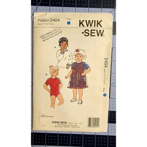 Może przedstawiać: Wzór szycia na sukienkę i bluzkę dla dziecka. Wzór pochodzi od Kwik-Sew i jest przeznaczony dla rozmiarów T1-T2-T3-T4. Wzór przedstawia dziewczynkę w kratkowanej sukience z białą bluzką i dziewczynkę w czerwonym body.