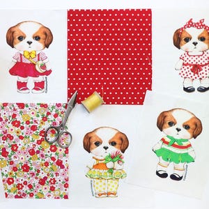 Pode incluir: Quatro quadrados de tecido com imagens de c&atilde;es vestidos com diferentes roupas. Os c&atilde;es s&atilde;o todos brancos com marcas marrons e t&ecirc;m orelhas ca&iacute;das. As roupas incluem um vestido vermelho com um la&ccedil;o amarelo, um vestido verde com uma faixa vermelha e branca, um vestido amarelo com um la&ccedil;o vermelho e um vestido vermelho com bolinhas brancas. Os quadrados de tecido s&atilde;o cercados por tecido branco, um par de tesouras, um carretel de linha e um peda&ccedil;o de tecido com um padr&atilde;o floral.