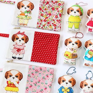 Pode incluir: Um conjunto de seis pequenas bolsas de tecido coloridas com uma variedade de padr&otilde;es, incluindo bolinhas, estampas florais e um padr&atilde;o xadrez vermelho e branco. Cada bolsa apresenta um c&atilde;o de desenho animado fofo com diferentes roupas e acess&oacute;rios. As bolsas s&atilde;o perfeitas para guardar pequenos itens como joias, maquiagem ou moedas.