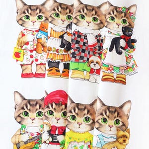 Può includere: Un tessuto bianco con un motivo ripetuto di gatti tigrati marroni e bianchi vestiti con abiti diversi. I gatti tengono in mano vari oggetti, tra cui un orsacchiotto, un gatto nero, un cane, una chitarra e un fungo.