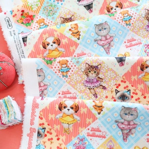 Puede incluir: Tela estampada con diseño de patchwork. Presenta gatos, perros y osos de peluche de dibujos animados vestidos con trajes de ballet. La paleta de colores incluye rosa, amarillo y azul. El texto "Ballerina Square" está impreso.