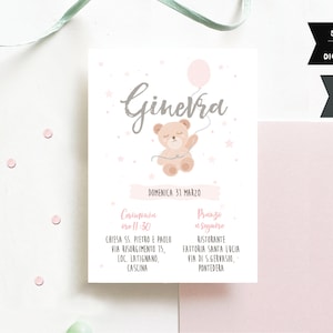 Invito personalizzato per battesimo con orsetto rosa che vola via con un palloncino, illustrazione stile moderno  e sfondo a stelline rosa