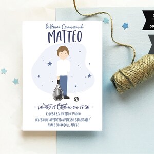 Carton d'invitation avec joueur de tennis pour communion ou confirmation. Illustration personnalisable pour s'adapter aux cheveux de votre enfant.