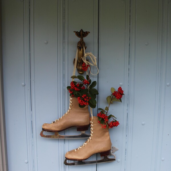 Bottes de patinage sur glace anglaises antiques : décoration d'hiver de Noël