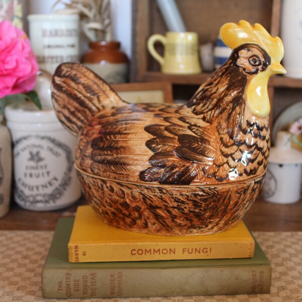 support à oeuf terrine de poule vintage - poulet en céramique - poule sur un nid - poulet en poterie - porte oeuf de poule - porte oeuf - décor de ferme vintage