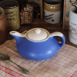 Può includere: Un set di tre tazze in ceramica con finitura opaca e macchiettata. Le tazze sono nei toni del crema, marrone chiaro e marrone scuro. Ogni tazza ha un design semplice e minimalista.