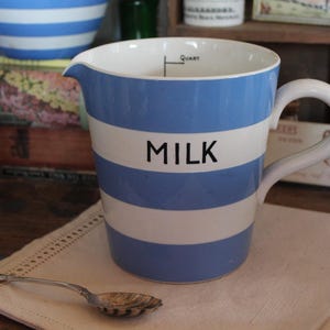 pichet à lait vintage rayé bleu et blanc, cornishware bleu et blanc, pichet, pichet vintage, pichet en cornishware, pichet vintage, pichet à lait