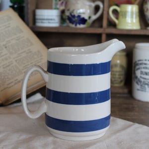 pichet vintage rayé bleu et blanc, cornishware bleu et blanc, pichet, pichet vintage pichet en cornishware, pichet à fleurs vintage, pichet