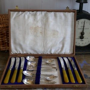 Vintage Set of 6 Silver Plated Tea Spoons and Sugar Tong and Knives  - Antique Spoons - Vintage Teaspoons - vintage Cutlery - Vintage knives