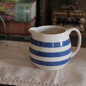pichet vintage rayé bleu et blanc, cornishware bleu et blanc, pichet, pichet vintage pichet cornishware, pichet à fleurs vintage, pichet