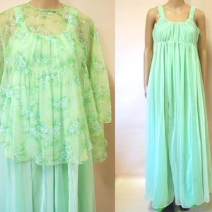 Könnte beinhalten: Ein hellgrünes Maxikleid mit passendem, durchsichtigem Oberteil mit Blumenmuster. Das Kleid hat ein tailliertes Oberteil und einen fließenden Rock.