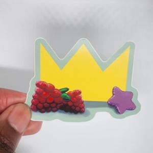 Botella de agua para computadora portátil con diseño de corona y frambuesa de 3 pulgadas, vinilo, con dibujos de frutas y estética de corona, regalo para amantes de las calcomanías