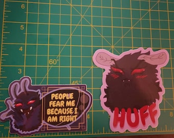 Puede incluir: Dos pegatinas con una criatura de dibujos animados con ojos rojos y el texto "La gente me teme porque tengo razón" y "Huff".