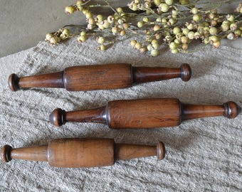 Gammal vintage träkavel med chapati-rulle