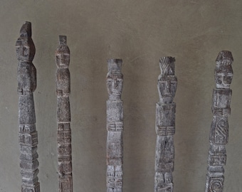 Hand geschnitzte hölzerne indonesische Totem-Skulptur auf Ständer