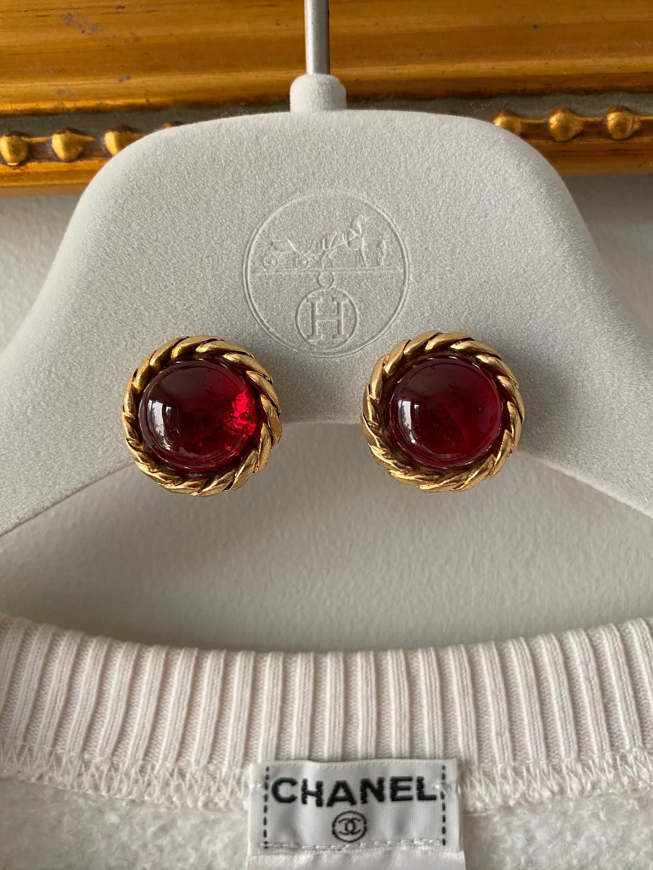 CHANEL 1985 CC Gripoix Round Vintage Clip-on Earrings 