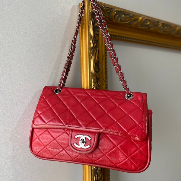 Vintage CHANEL 2.55 Vintage Classic Medium Double Flap Quilted Lammfell Flap Bag in Rot mit silbernen Hardwares shw