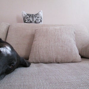cuscino decorativo a forma di testa di gatto bianco e nero dipinto a mano image 3