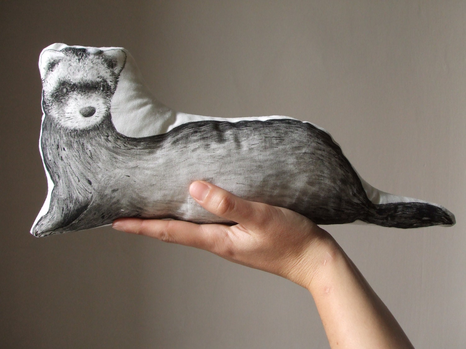 手描きのフェレット型クッション、動物型クッション - Etsy 日本