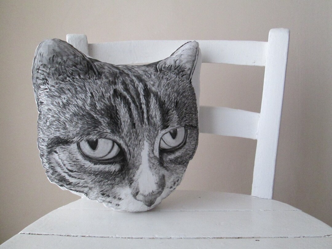 Cuscino decorativo a forma di testa di gatto bianco e nero dipinto a mano -   Italia