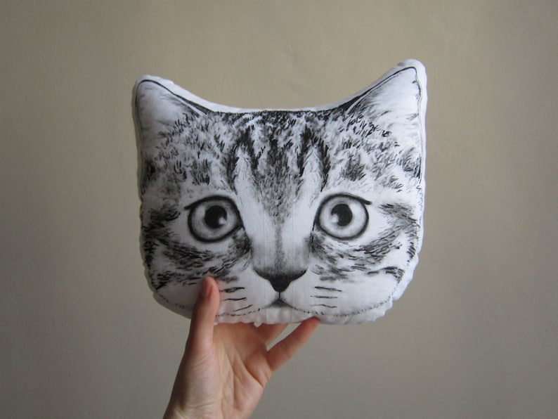 cuscino decorativo a forma di testa di gatto bianco e nero dipinto a mano image 4