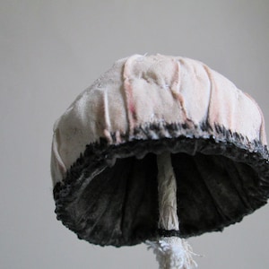 textile art brodé champignon champignons toadstool tissu sculpture fantaisie magique sorcière fantaisiste oeuvre OOAK faux champignon modèle image 9