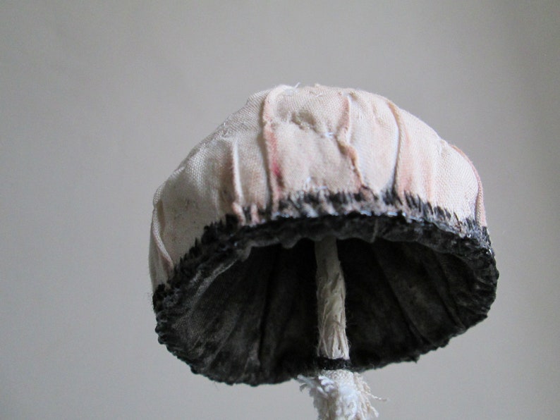 textile art brodé champignon champignons toadstool tissu sculpture fantaisie magique sorcière fantaisiste oeuvre OOAK faux champignon modèle image 9