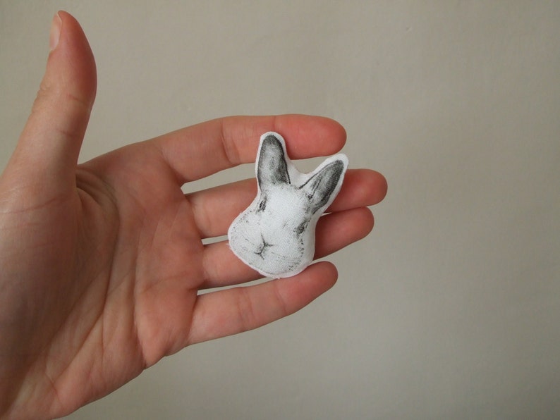 spilla a forma di coniglio coniglietto in cotone stoffa dipinta a mano in bianco e nero image 5