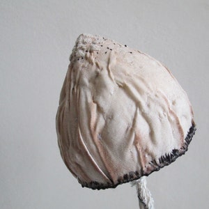 textile art brodé champignon champignons toadstool tissu sculpture fantaisie magique sorcière fantaisiste oeuvre OOAK faux champignon modèle image 3