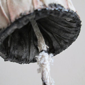 textile art brodé champignon champignons toadstool tissu sculpture fantaisie magique sorcière fantaisiste oeuvre OOAK faux champignon modèle image 5
