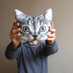 cuscino decorativo a forma di testa di gatto bianco e nero dipinto a mano image 2
