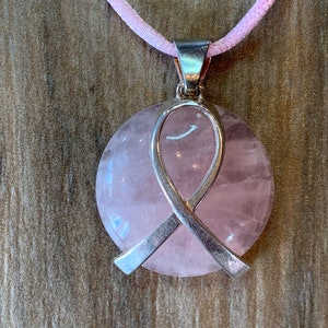 Collar redondo de cinta contra el cáncer de mama, gratitud por la vida, regalo de partidario y sobrevivientes, joyería de cinta rosa, joyería de cuarzo rosa