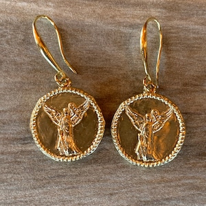 Nike godin van de overwinning vergulde oorbel, Griekse mythologie sieraden, oude handgemaakte munt, cadeau voor sportliefhebbers