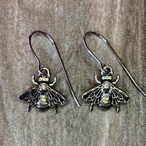 Speichern Sie die Bienen Ohrringe, fliegende geflügelte Honigbiene, Insekt Schmuck, zierliche Biene, Geschenke für Naturliebhaber