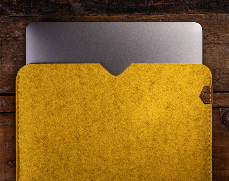 schlichte MacBook Hülle aus Filz minimalistisch Laptophülle mustard mixed