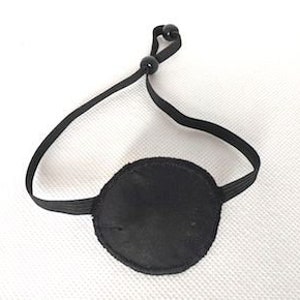 Puede incluir: Parche para el ojo negro con una correa elástica y dos cuentas negras. El parche está hecho de tela suave y está diseñado para cubrir un ojo.