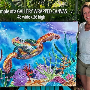 Op de afbeelding: Een aquarel schilderij van een zeeschildpad die in de oceaan zwemt. De schildpad wordt omringd door koraal en zeewier. Het schilderij is op een galerie-gespannen canvas, 122 cm breed en 91 cm hoog. "Sample of a GALLERY WRAPPED CANVAS 48 wide x 36 high" staat bovenaan het schilderij.