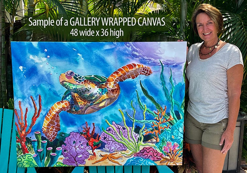 Op de afbeelding: Een aquarel schilderij van een zeeschildpad die in de oceaan zwemt. De schildpad wordt omringd door koraal en zeewier. Het schilderij is op een galerie-gespannen canvas, 122 cm breed en 91 cm hoog. "Sample of a GALLERY WRAPPED CANVAS 48 wide x 36 high" staat bovenaan het schilderij.