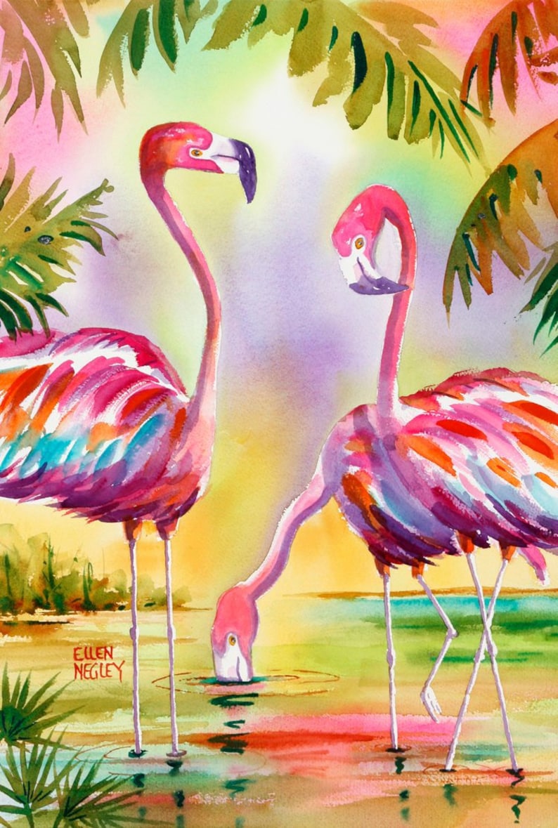 Op de afbeelding: Twee roze flamingo's met kleurrijke veren staan in een ondiep waterlichaam. De flamingo's drinken uit het water. De achtergrond is een aquarel van een tropische sc&egrave;ne met palmbomen.