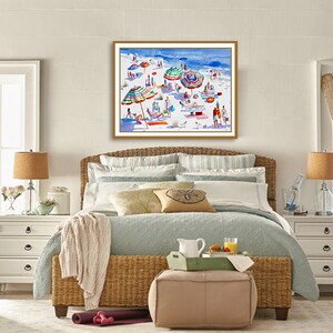 Pu&ograve; includere: Una testiera del letto in vimini con un piumone blu chiaro e una variet&agrave; di cuscini. Un dipinto ad acquerello incorniciato di una scena di spiaggia con ombrelloni colorati e persone &egrave; appeso sopra il letto.